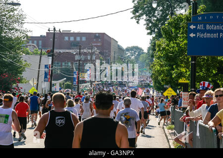 ATLANTA, GÉORGIE - Juillet 4, 2015 : Les participants à la Peachtree Road Race - La plus grande course de 10k dans le monde, tenue chaque année le Banque D'Images