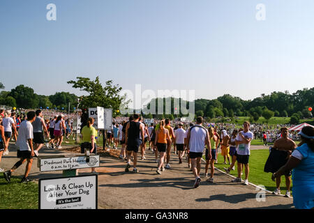 ATLANTA, GÉORGIE - Juillet 4, 2015 : Les participants à la Peachtree Road Race - La plus grande course de 10k dans le monde, tenue chaque année le Banque D'Images