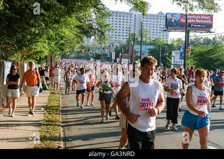 ATLANTA, GÉORGIE - Juillet 4, 2015 : Les participants à la Peachtree Road Race - La plus grande course de 10k dans le monde, tenue chaque année le Banque D'Images