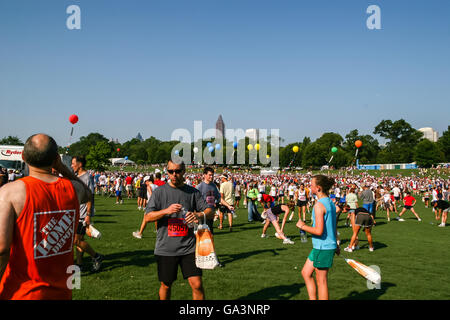 ATLANTA, GÉORGIE - Juillet 4, 2015 : Les participants à la Peachtree Road Race - La plus grande course de 10k dans le monde, tenue chaque année le Banque D'Images