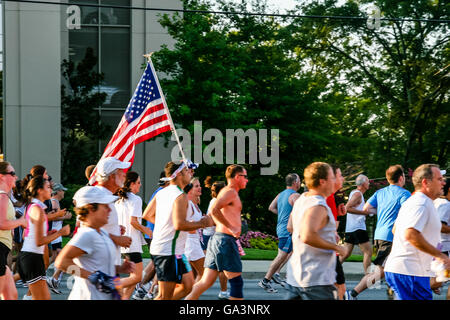 ATLANTA, GÉORGIE - Juillet 4, 2015 : Les participants à la Peachtree Road Race - La plus grande course de 10k dans le monde, tenue chaque année le Banque D'Images