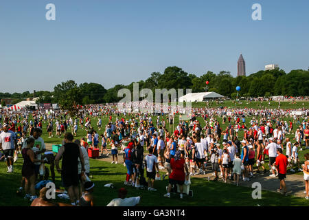 ATLANTA, GÉORGIE - Juillet 4, 2015 : Les participants à la Peachtree Road Race - La plus grande course de 10k dans le monde, tenue chaque année le Banque D'Images