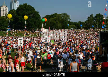 ATLANTA, GÉORGIE - Juillet 4, 2015 : Les participants à la Peachtree Road Race - La plus grande course de 10k dans le monde, tenue chaque année le Banque D'Images