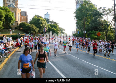 ATLANTA, GÉORGIE - Juillet 4, 2015 : Les participants à la Peachtree Road Race - La plus grande course de 10k dans le monde, tenue chaque année le Banque D'Images