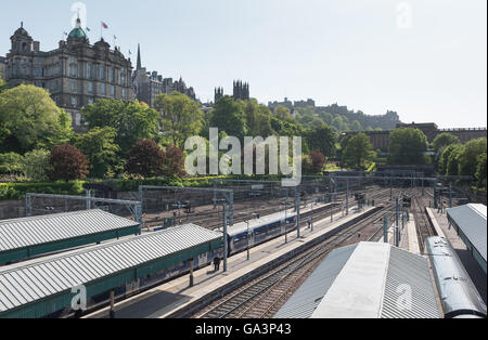 La gare Waverley d'édimbourg avec en premier plan Banque D'Images