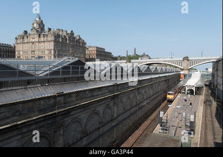 La gare Waverley d'édimbourg avec en premier plan Banque D'Images