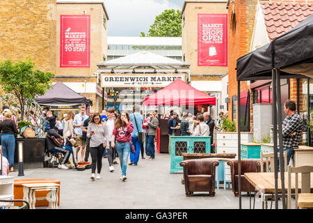 Londres, Royaume-Uni - 25 juin 2016 : Greenwich Market. Panneau d'entrée de l'art, les commerçants, et les gens qui marchent Banque D'Images