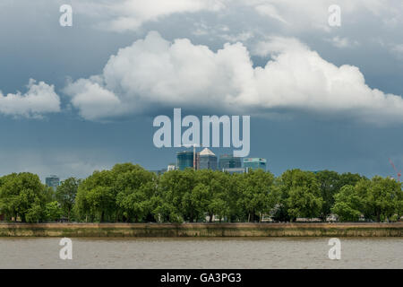 Londres, Royaume-Uni - 25 juin 2016 : La vue de Greenwich sur Canary Wharf : gratte-ciel, arbres et nuages moody Banque D'Images