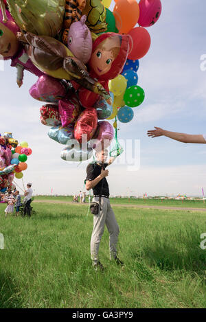 À un vendeur de ballons à l'extérieur juste en été Banque D'Images