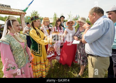 Accueilli par l'homme Les femmes russes en costume traditionnel national Banque D'Images