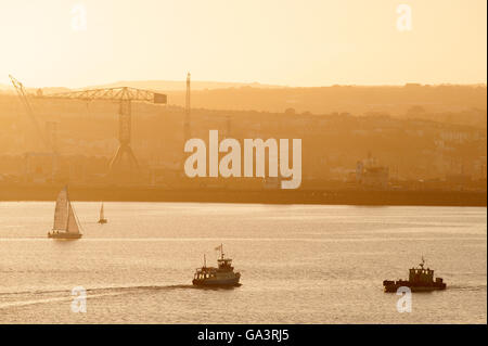 St Mawes traversier voyageant à Falmouth Harbour baigné dans la belle douce soirée du soleil au coucher du soleil Banque D'Images