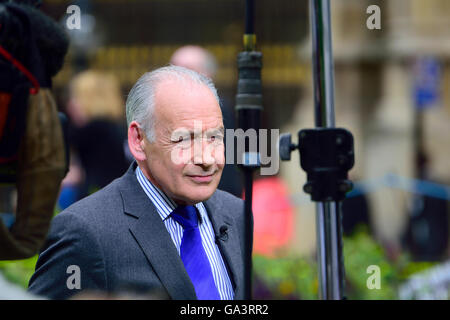 Alastair Stewart, ITN reporter, sur College Green, Westminster couvrant le leadership conservateur bataille, 30 juin 2016 Banque D'Images