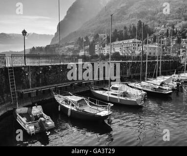 Voiliers ancré de façon sécuritaire dans un port sur le lac de Côme Banque D'Images