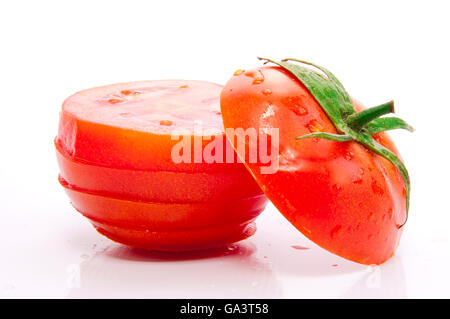 Les tranches de tomates rouges frais isolé sur fond blanc Banque D'Images