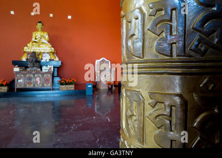 Prière tibétaine à l'intérieur de la roue le temple bouddhiste Illumination Stupa à Benalmádena. Costa del Sol, Espagne. Banque D'Images