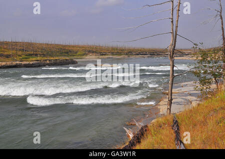 L'évolution rapide sur le plateau de Putorana. Le seuil sur la rivière du Nord. Banque D'Images