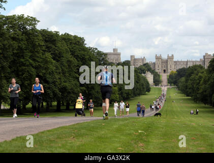 Les gens apprécient la douceur du climat sur la Longue Marche jusqu'au château de Windsor, Berkshire. Banque D'Images