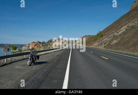 Le dirigeant d'une moto est garée sur l'État de Washington's Scenic Highway 155, au sud de Grand Coulee, État de Washington, USA. Banque D'Images