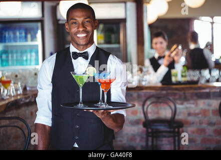 Portrait de bartender holding plateau de service avec verres à cocktail Banque D'Images