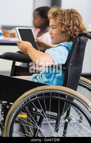 Mobilité schoolboy using digital tablet Banque D'Images