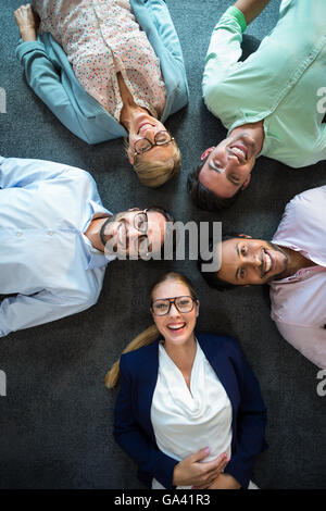 L'équipe d'affaires se trouvant sur le plancher avec tête Banque D'Images