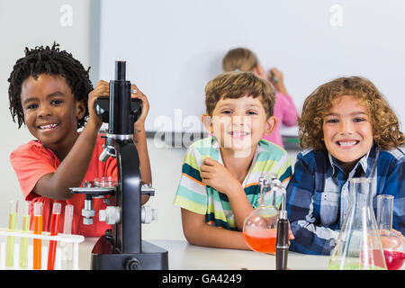 Portrait d'enfants faisant experiment in laboratory Banque D'Images