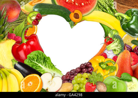 Cadre en forme de coeur de fruits et légumes frais isolé sur fond blanc Banque D'Images