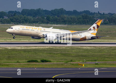 Etihad Airways Boeing 787-8 Dreamliner décollage à l'aéroport de Düsseldorf, Allemagne Retour accueil à Abu Dhabi, Emirats Arabes Unis. Banque D'Images