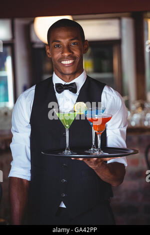 Portrait de bartender holding plateau de service avec verres à cocktail Banque D'Images