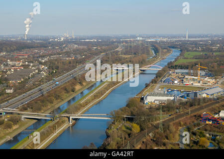 Vue du gazomètre, à Rhine-Herne-canal, rivière Emscher, un 42, Oberhausen, Rhénanie du Nord-Westphalie, Allemagne Banque D'Images