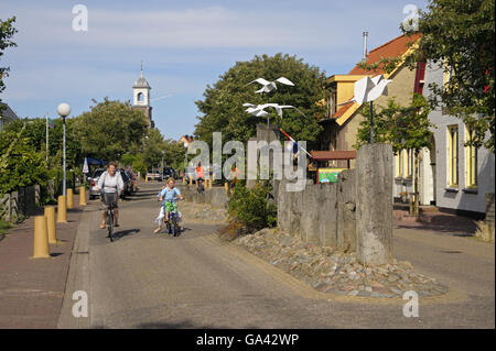 Les cyclistes sur la rue, l'île de Texel, De Koog, Pays-Bas Banque D'Images