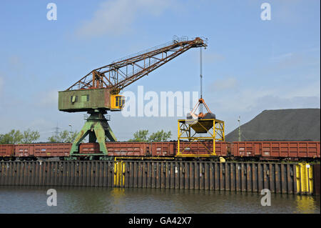 Crane, Rhine-Herne-Canal, stockage du charbon, Bottrop, Rhénanie du Nord-Westphalie, Allemagne Banque D'Images