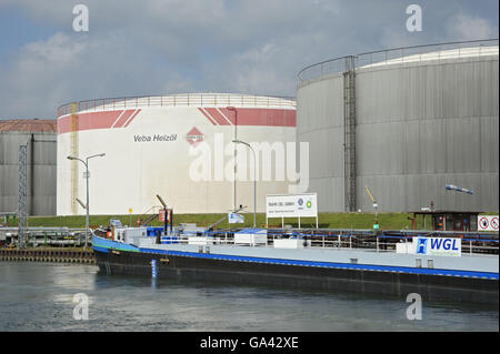 Navire, port de Veba Oel AG, Rhine-Herne Canal, Gelsenkirchen, Ruhr, Allemagne, Rhénanie-du Nord Banque D'Images