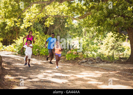 Happy Family running together Banque D'Images