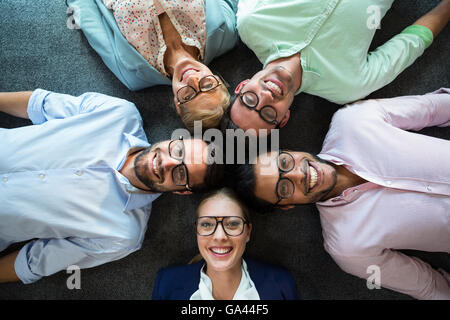 L'équipe d'affaires se trouvant sur le plancher avec tête Banque D'Images