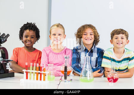 Portrait d'enfants faisant une expérience chimique in laboratory Banque D'Images