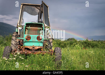 Vieux tracteur sur la pelouse Banque D'Images