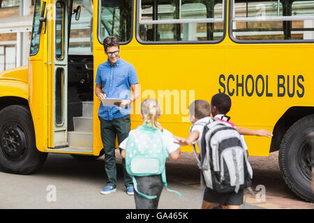 Vérifier la mise à jour de l'enseignant Liste des enfants en entrant dans le bus Banque D'Images