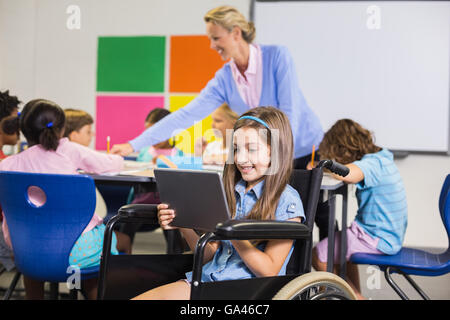 Mobilité lycéenne using digital tablet Banque D'Images