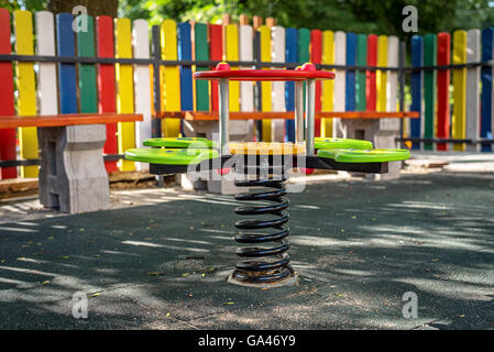 Aire de jeux pour enfants moderne en parc. Banque D'Images