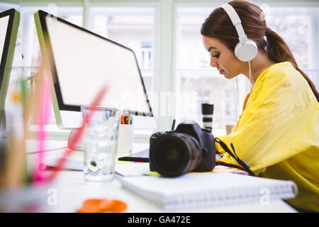 Vue latérale du travail exécutif avec appareil photo de 24 à creative office Banque D'Images