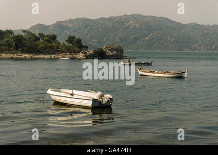 Et de bateaux dans l'île du lac Bafa Mugla en Turquie. Banque D'Images