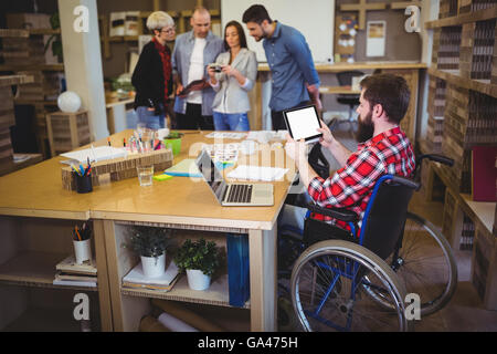 Mobilité businessman using digital tablet at desk Banque D'Images