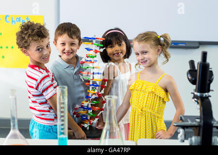 Portrait des enfants avec le matériel scientifique Banque D'Images