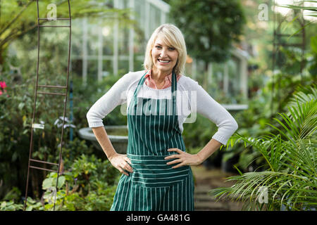 Woman with hand on hip à émissions de Banque D'Images