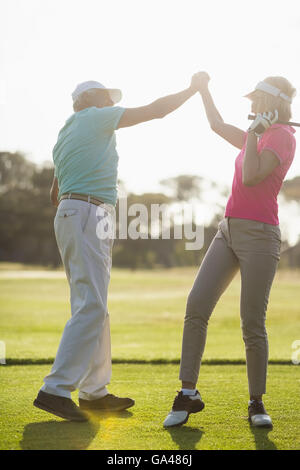 Toute la longueur de mature couple holding hands Banque D'Images