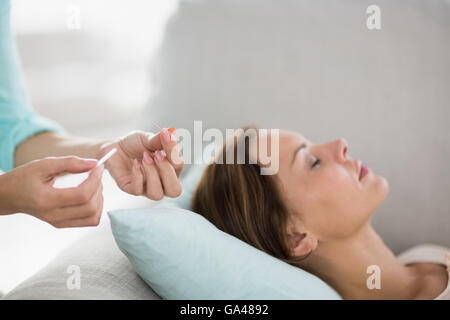 Femme qui reçoit un traitement d'acupuncture Banque D'Images