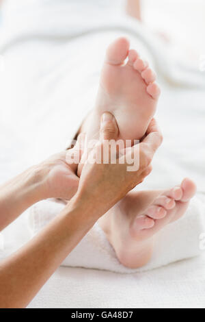 Portrait of woman receiving massage des pieds Banque D'Images