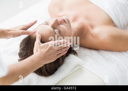 Les mains du thérapeute recadrée performing reiki à femme Banque D'Images