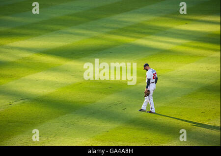 Droit des Atlanta Braves-fielder, Nick Markakis, debout dans le champ extérieur comme le soleil se couche à Atlanta, Georgia's Turner Field. Banque D'Images